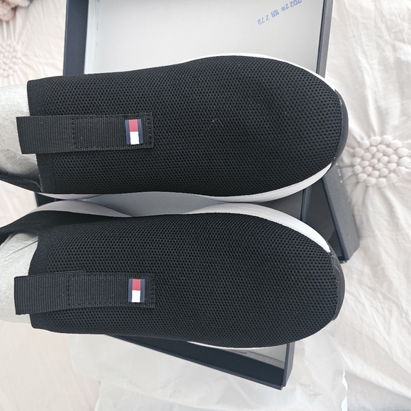 *NEW* TOMMY HILFIGER Women's Aliah Sporty Slip-On Sneakers Size 7.5 - Picture 2 of 5